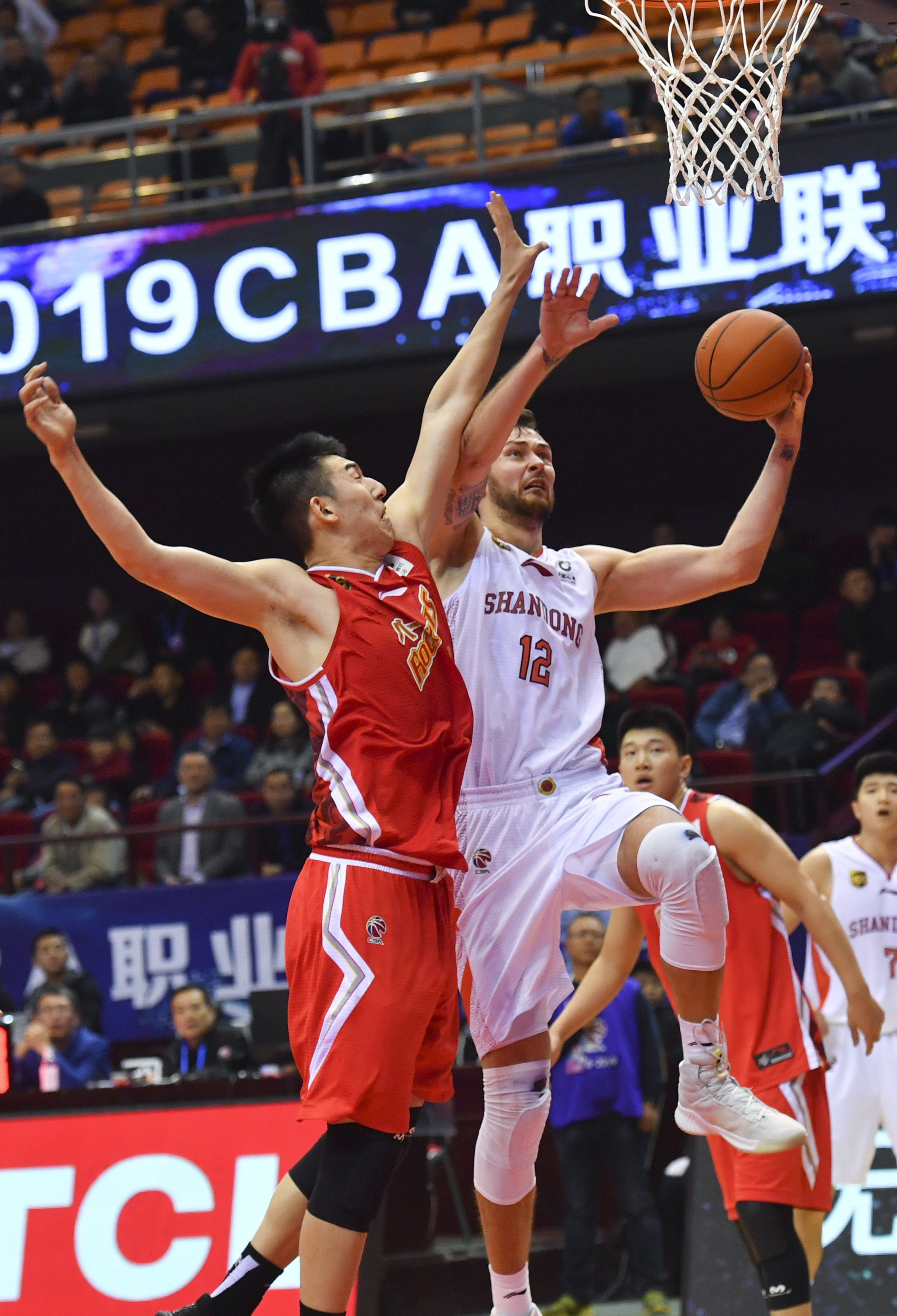 国安球迷跟河南球迷在烧烤店发生冲突，涉事球迷已经被警察带走（烧烤店内国安与河南球迷发生冲突，涉事球迷已被警方带走）