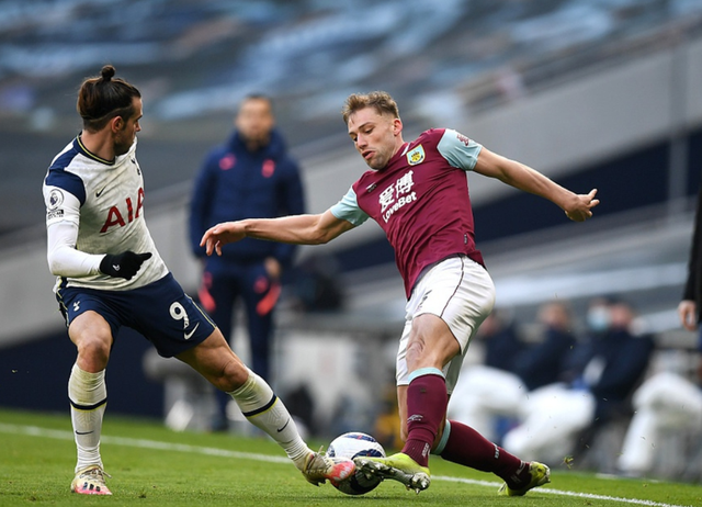 邮报：明年世界杯上下半场中段设强制补水时间，每次三分钟（邮报：明年世界杯每半场中段将设3分钟强制补水暂停）