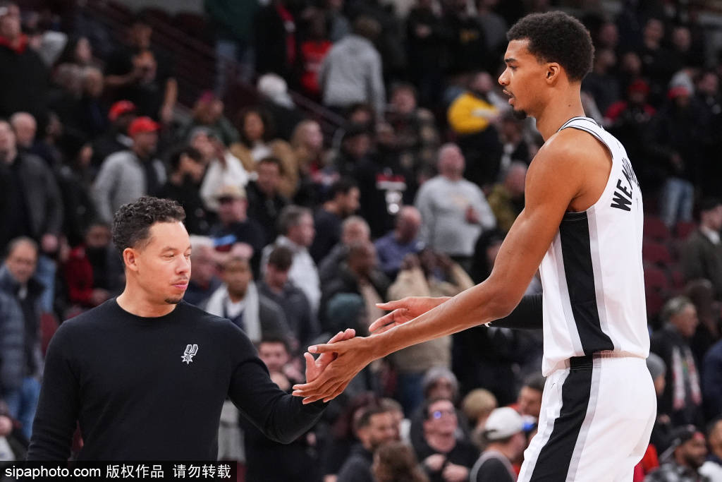 这三分干拔太丝滑了（这记三分干拔如行云流水）