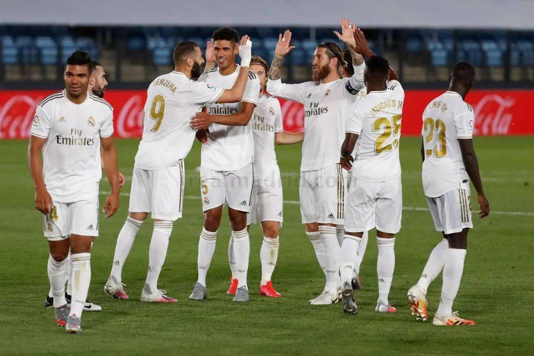 TA：热刺希望与范德芬续约；冬窗引援会因帕拉蒂奇去留而调整（TA：热刺欲与范德芬续约，帕拉蒂奇去留或左右冬窗引援策略）