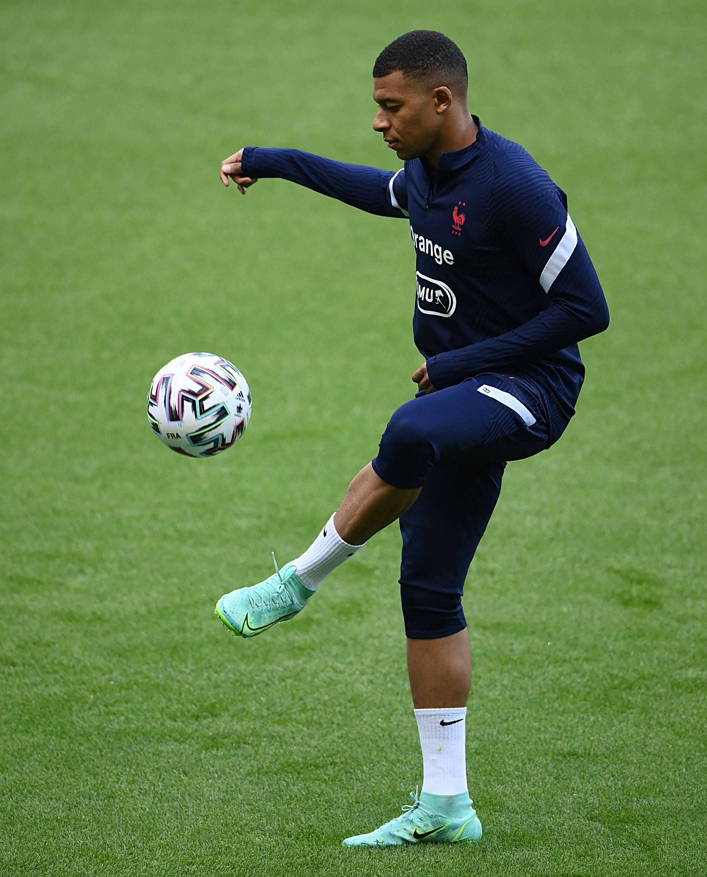 NBA第一球痴！塔图姆穿保护靴+水下训练，连出席婚礼都要训练（NBA头号训练狂！塔图姆穿护靴做水下训练，参加婚礼也不忘加练）