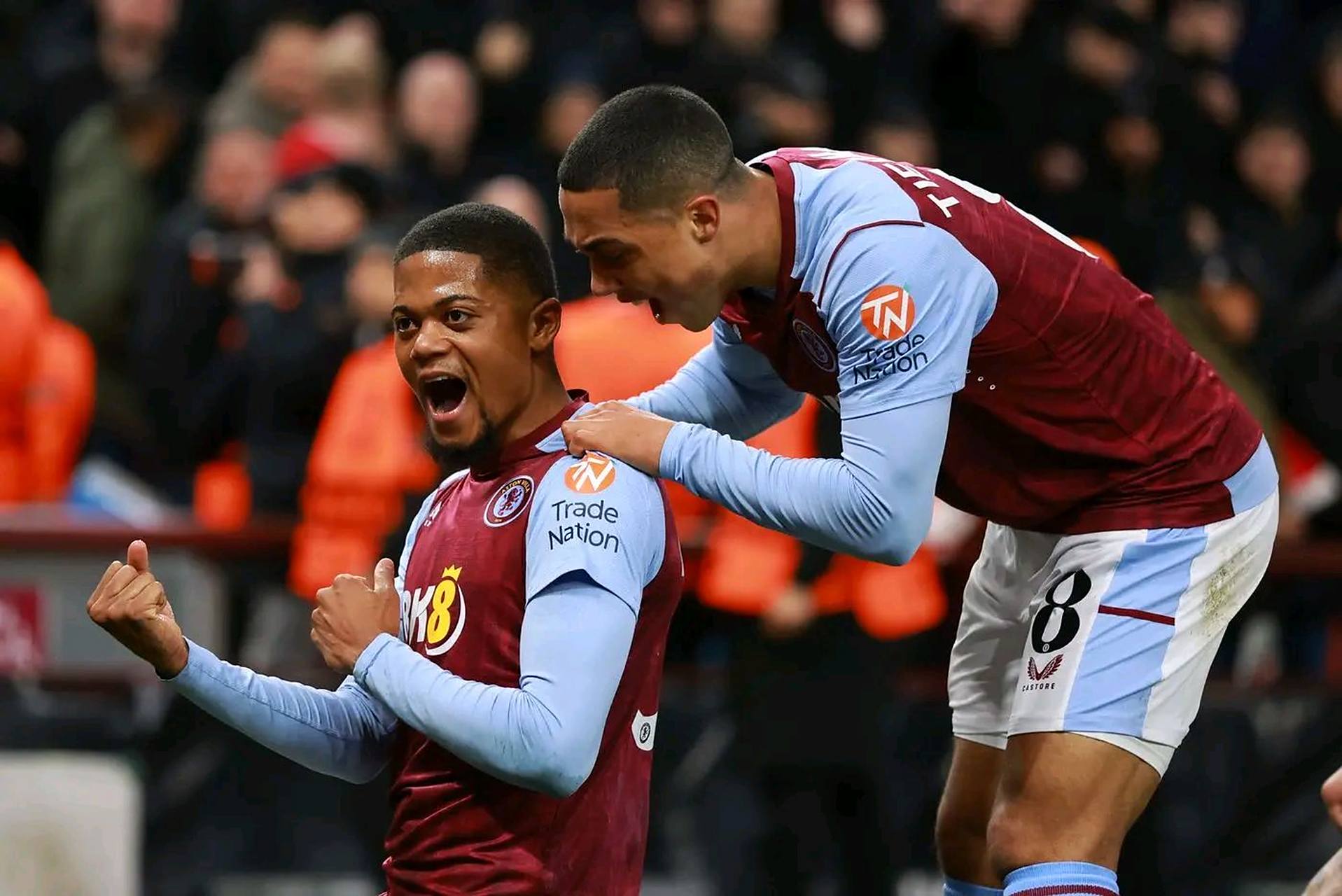 球迷怒喷后蹇韬回应：输球又怎么样？随后被韦世豪、甘超拦下（被球迷怒喷后，蹇韬回怼：输球怎么了？随即被韦世豪、甘超拉住）