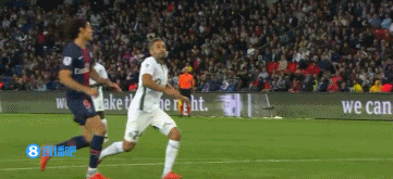 阿德莱德联官方：古德温在场边默默支持着队友们（阿德莱德联官宣：古德温场边观战，低调为队友打气）