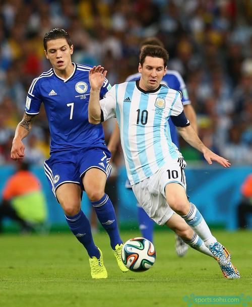 NBA：独行侠击败雄鹿 东契奇全场三双（NBA战报：东契奇砍下三双，独行侠力克雄鹿）