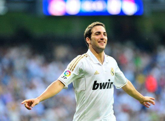 拜仁本赛季12轮保持不败，领跑积分榜，轰入44球，攻防俱佳，明日将迎战柏林联合。（拜仁前12轮不败领跑德甲，已入44球攻守俱优，明日迎战柏林联合）