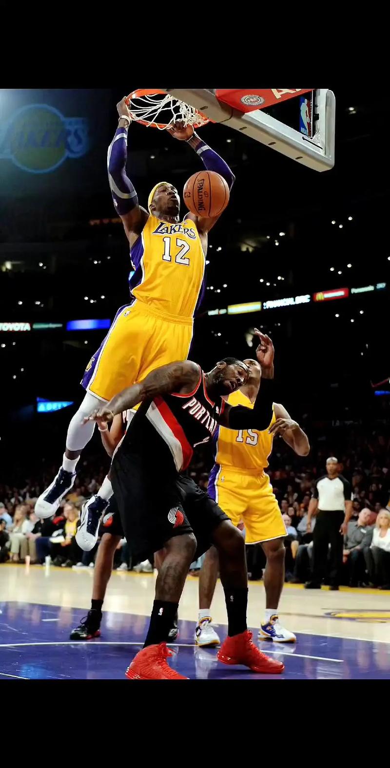 理性追星，新鹏城vs成都赛后有球迷跳下看台与韦世豪合影（理性追星：新鹏城对成都赛后球迷翻越看台与韦世豪合影）